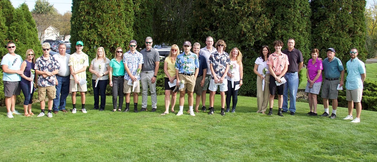 Senior Night golf group photo