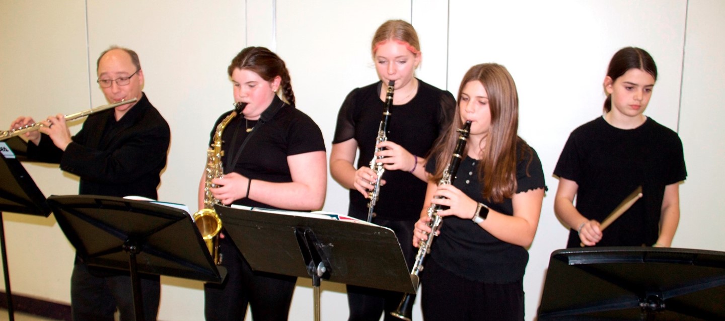 musicians play at thanksgiving luncheon